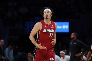 稳定输出！哈克斯半场8中4拿到11分2助 得分全队最高